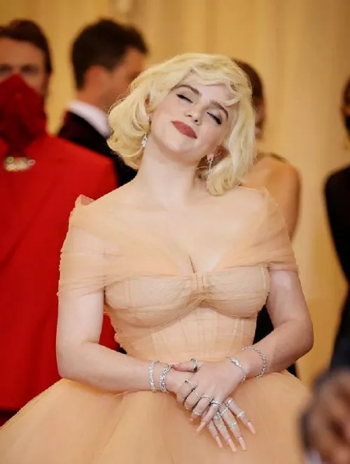 Billie's big tits and sexy lips by avdd4