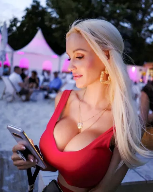 Bimbo cleavage. by trophylover