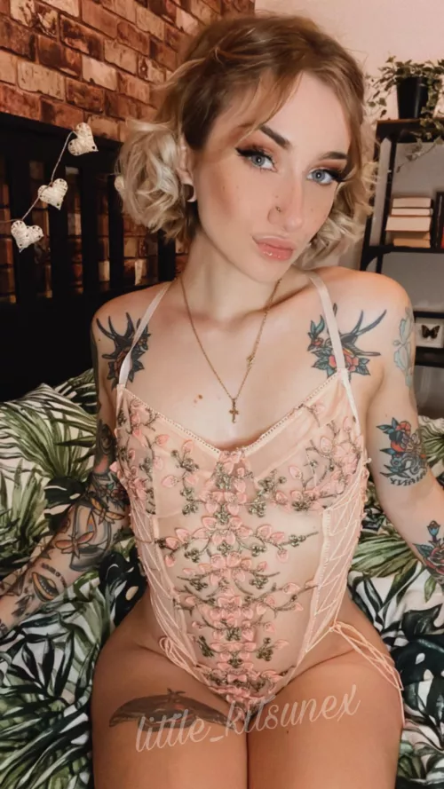 Bit of floral 💐 by little_kitsunex