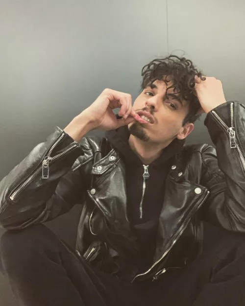 Bite me or i will bite you! by SkinnyBoyTo