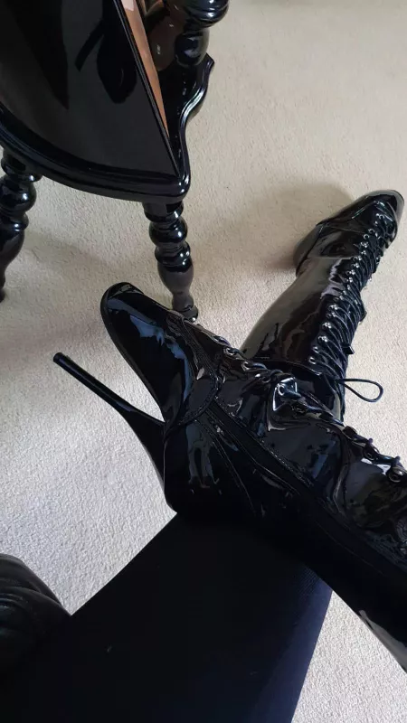 Black and shiny was only the ever option for my first pair of ballet boots by LATEXnCHILL