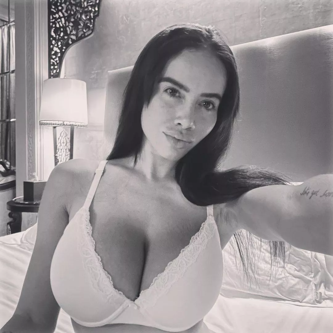 Black and White posted by TwistedIce9