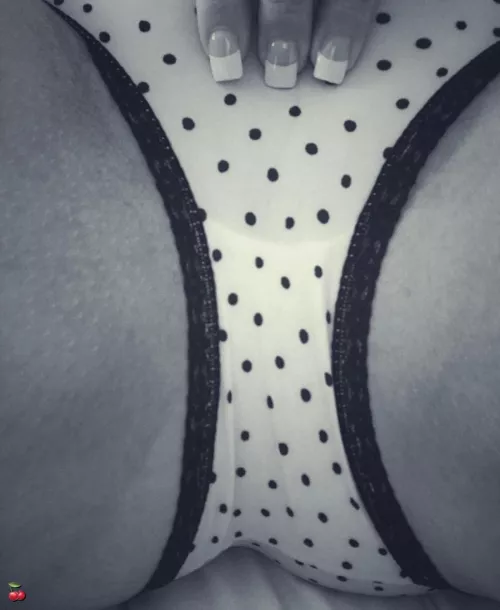 Black dots on white by panty_overload