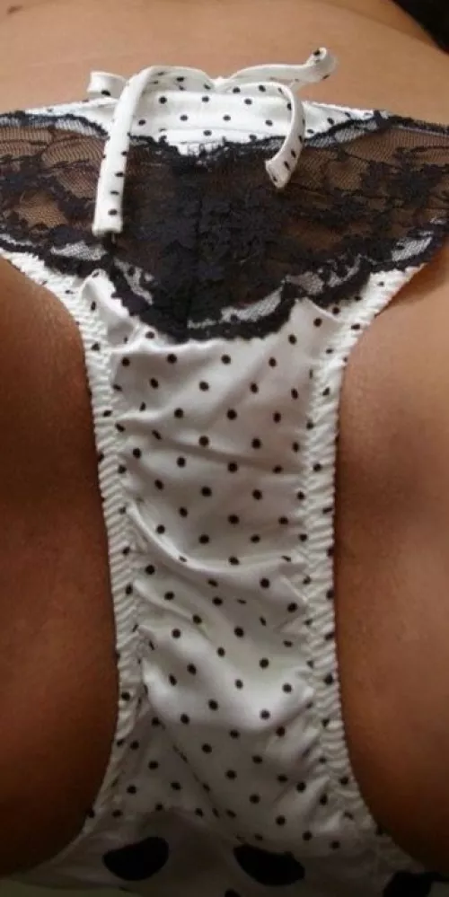 Black dots on white by panty_overload