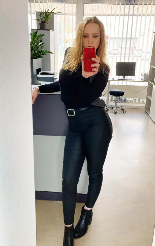 Black is beautiful 🖤 by os-sesamoideum