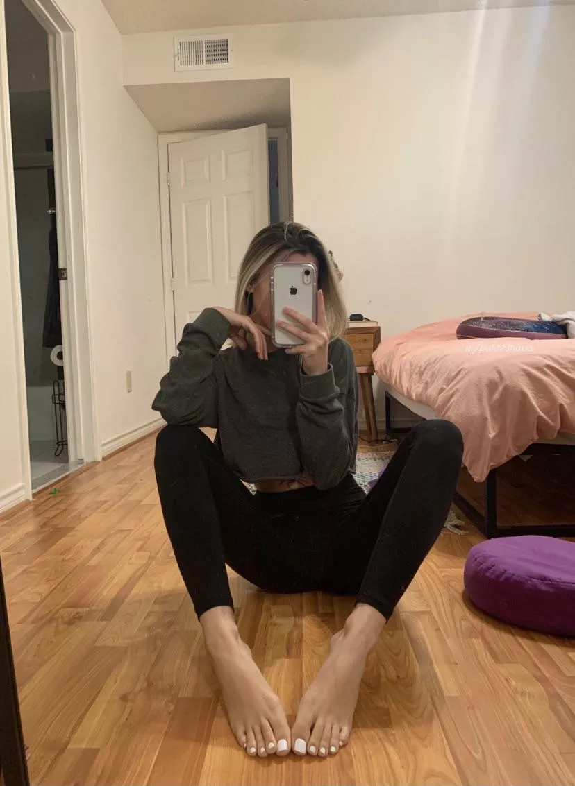 Black leggings, white toes 😩 *chefs kiss* posted by purrrtrova