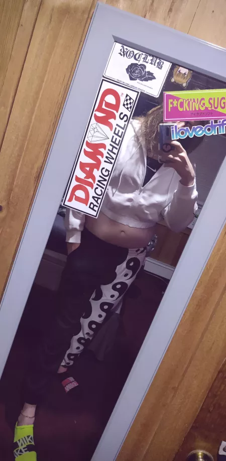 black n white w a splash of colour ft my messy hair. :) by doll_hatch