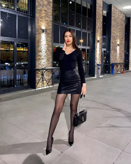 Black outfit, red lips by jpx82