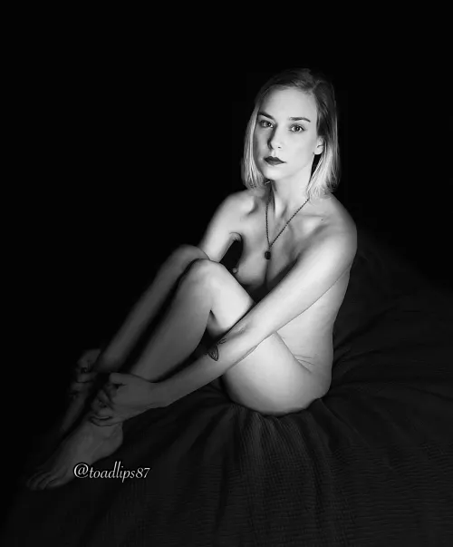 Black & white nude by toadlipz85
