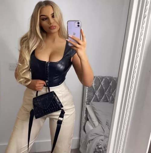 Blonde bimbo by JayBee765