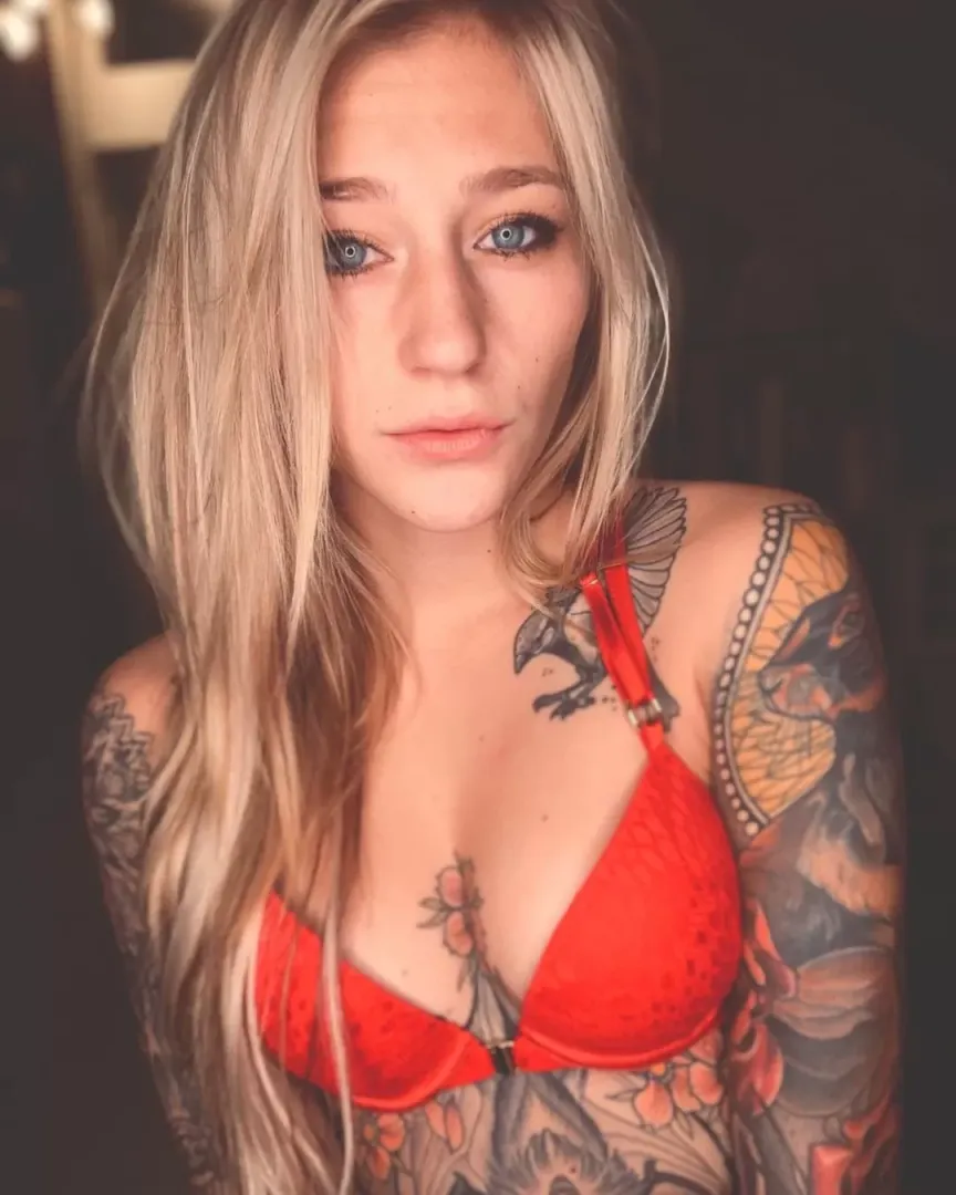 blonde, blue eyes, red bra posted by kairu173