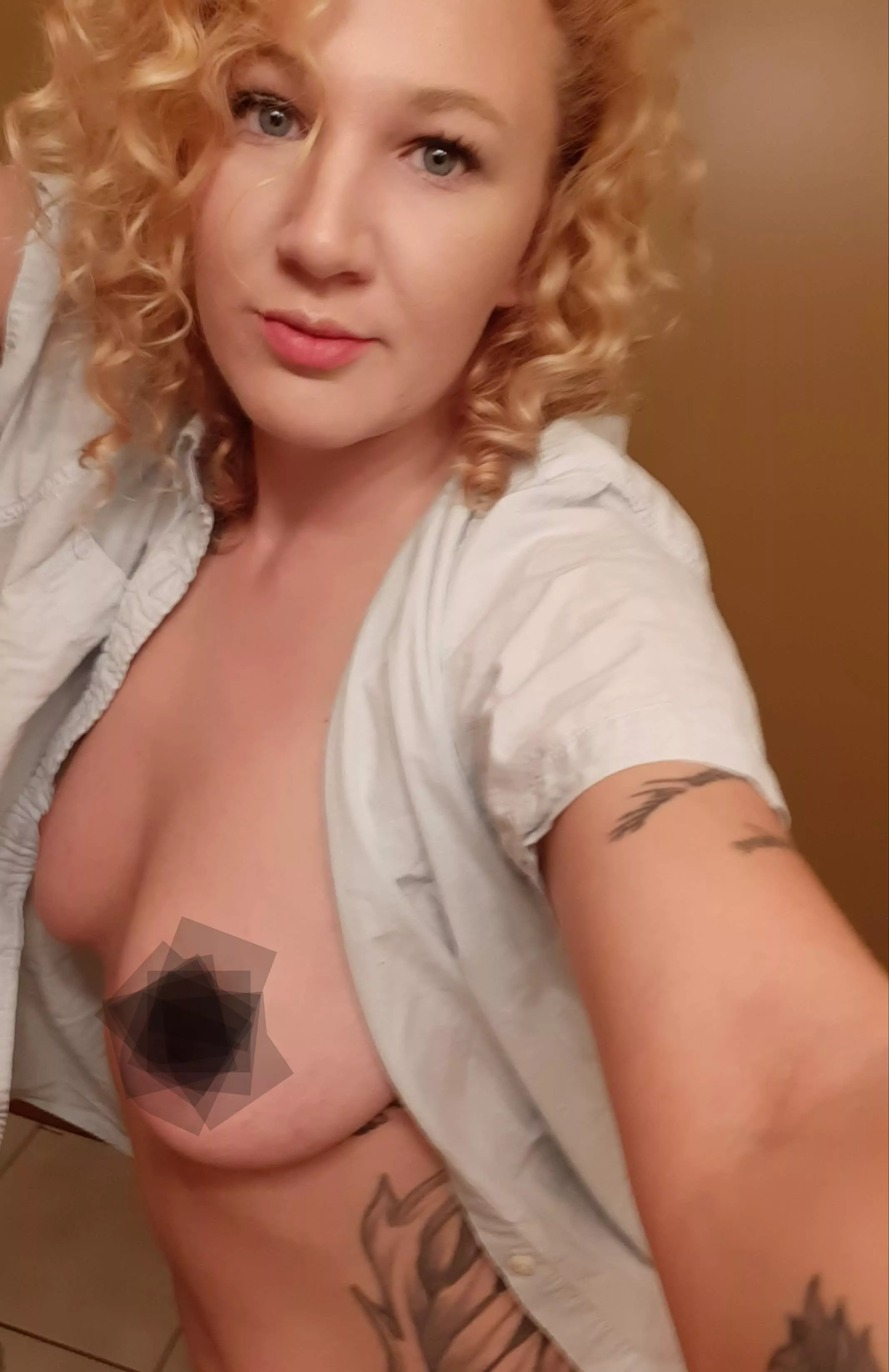 Blonde hair, blue eyed milf? 😘 posted by badrianna197