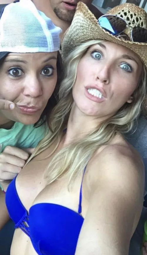 Blonde hottie 🤤 by allday9312