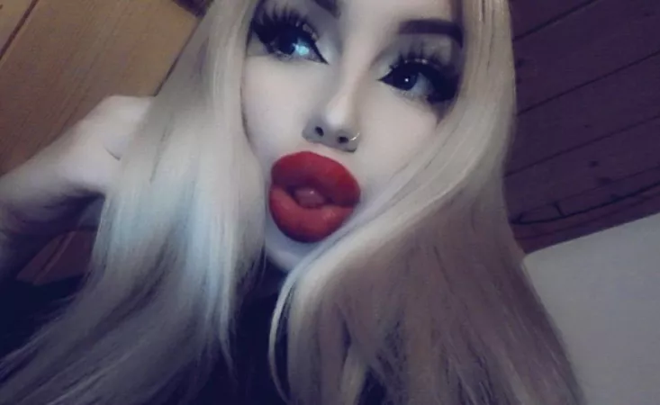 blonde> by charlotteventura