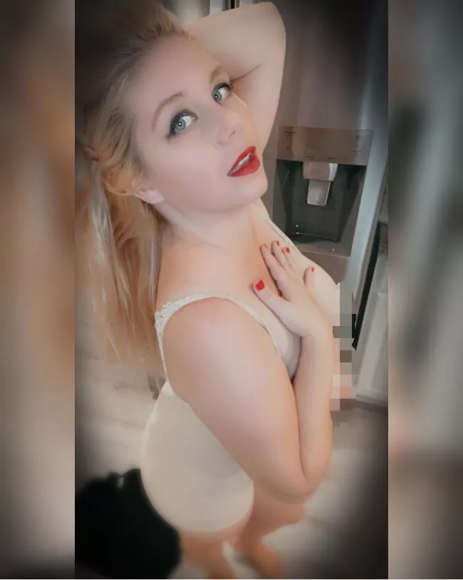 Blondes definitely have more fun cooking in the kitchen 🔥 posted by AllieLaneBailey