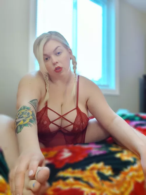 Blondes look SO good in red. But, maybe I'm bias... by cannabiZqueen