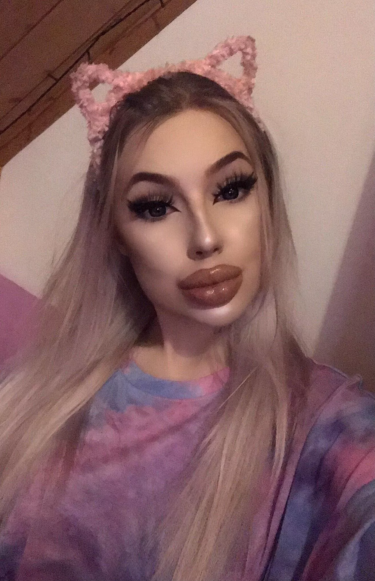 blondie with big glossy lips😍 posted by charlotteventura