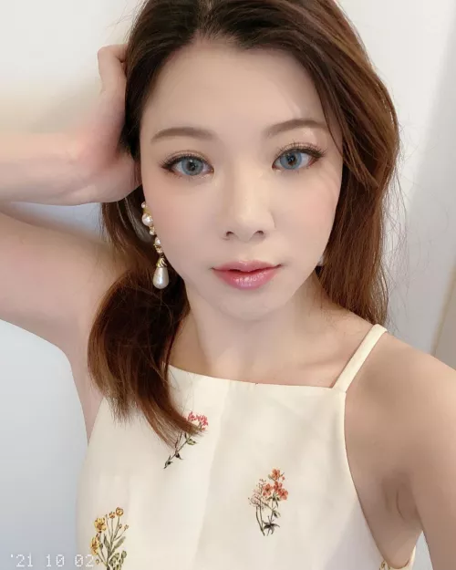 Blue contacts by Majestic_Painter8660