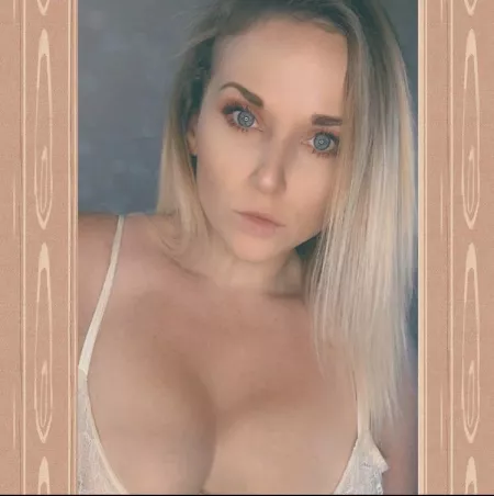 Blue Eyed Beauty by MissLysssss