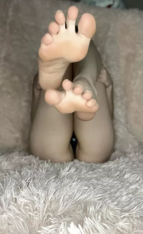 Booty + feet for the eyes enjoyment 🦶🏻🍑 by sugarandcyanidee