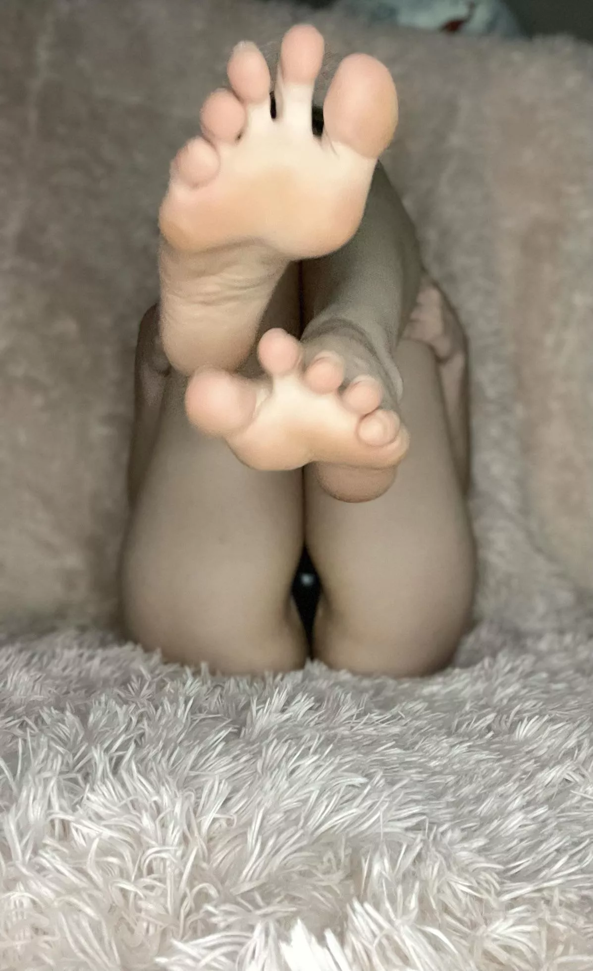Booty + feet for the eyes enjoyment 🦶🏻🍑 posted by sugarandcyanidee