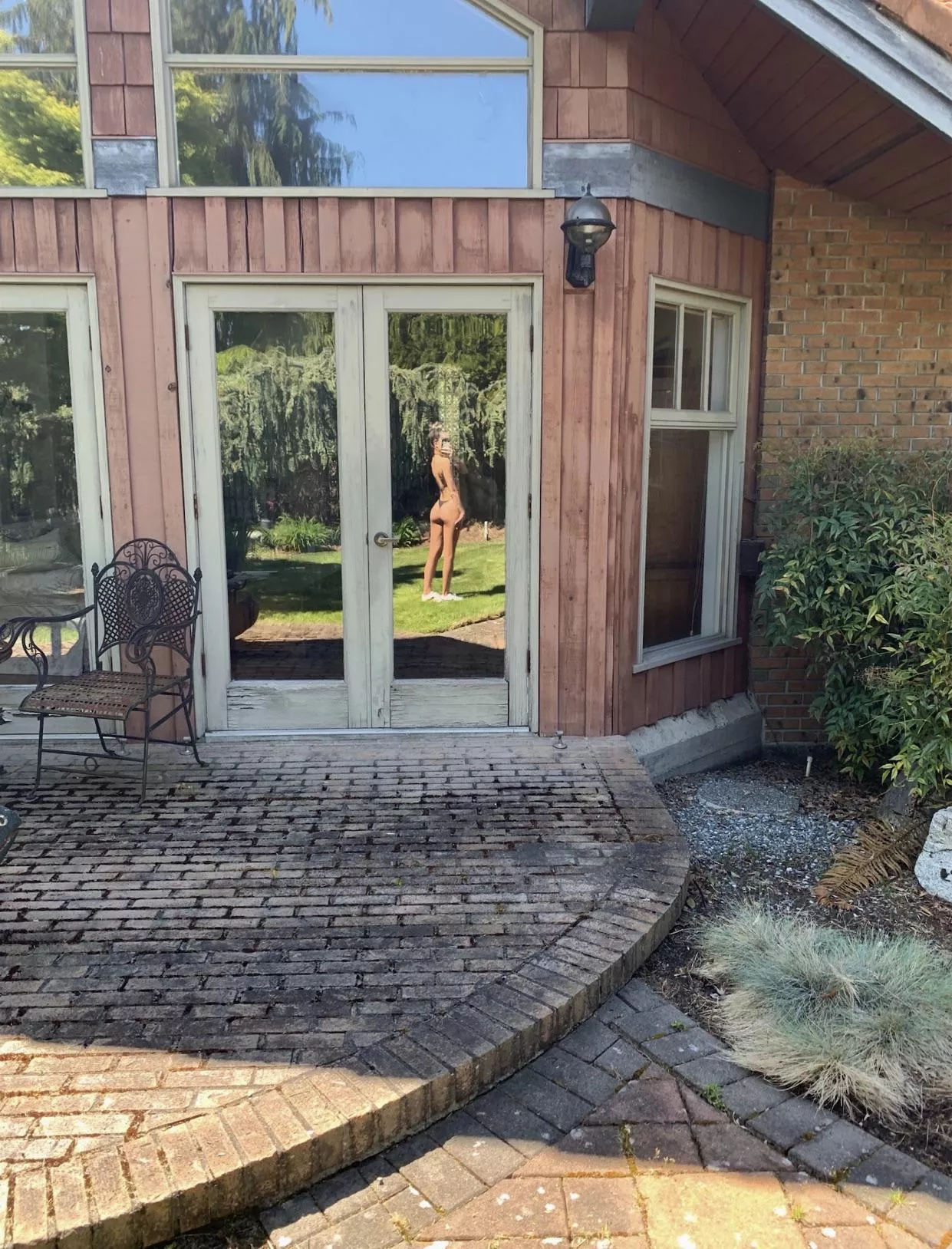 booty in the glass window posted by trojwoj