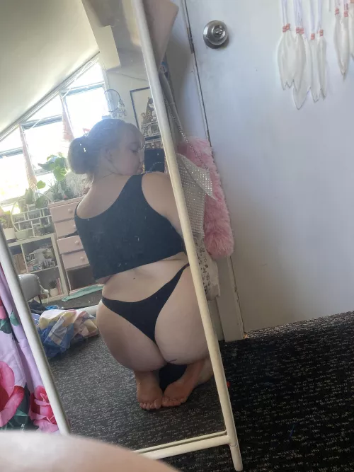 Booty 🦋 by pastelpeachie1