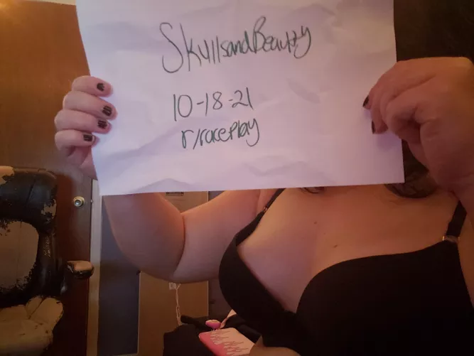 Bored and white girl wants attention. by SkullsandBeauty