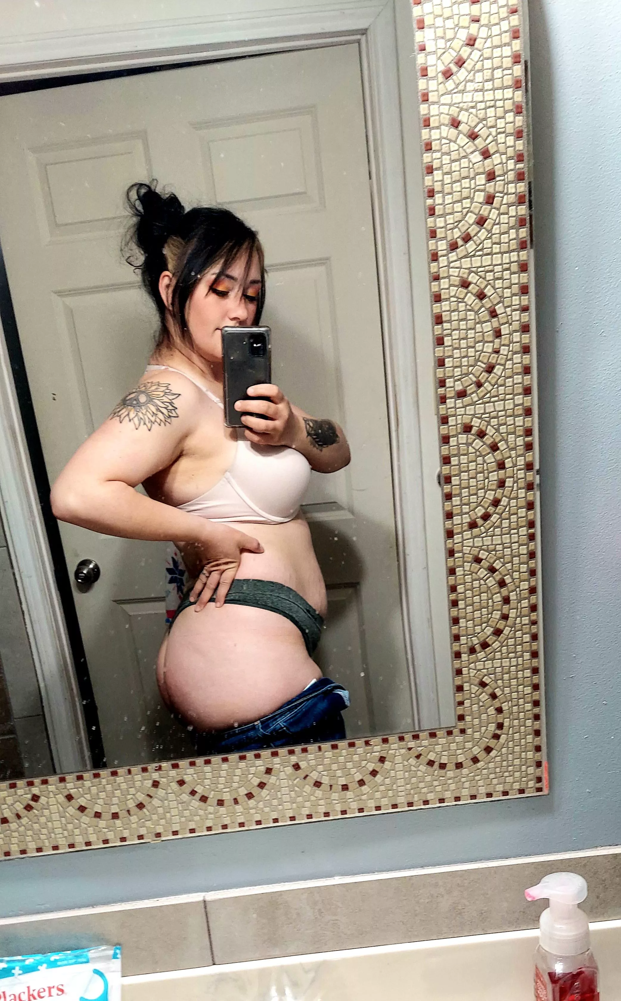 Bored at work and horny, i need to be entertained 😝 posted by Midwesthippiechik