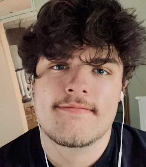 Bored :/ who wants to become friends? by Hello3540