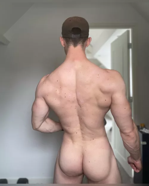 Bouncy back pose by Brammsterr