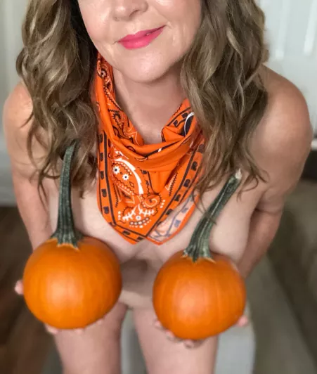 Bountiful mom 54 by Lynnzertart1