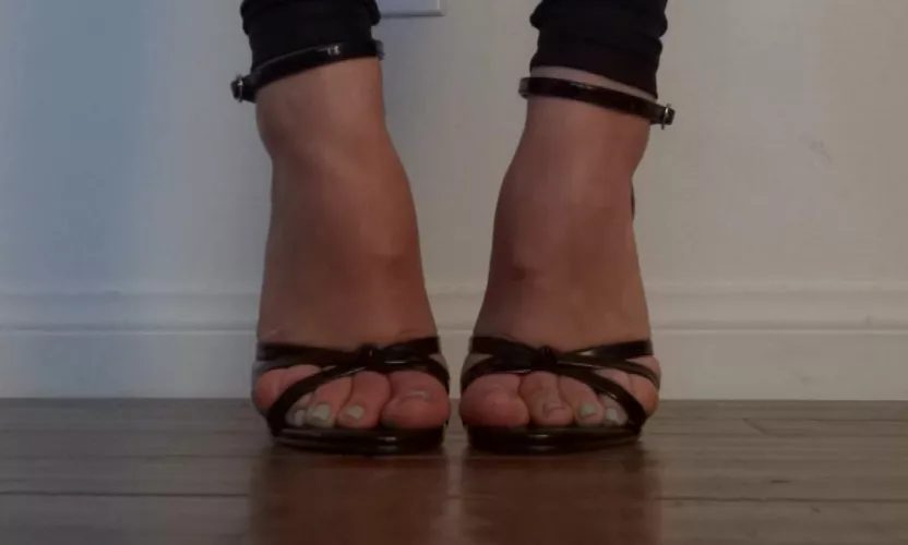 Bow down footboy and start servicing. >:D by MissKylie25