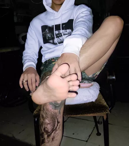 Bow down, i'm a king ✨ by CityMale_Feet