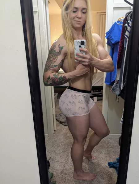 Boyshorts make the peach pop ;) by izzyisfit