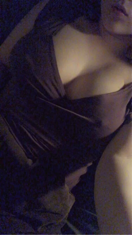 Braless in bed by undrthesun