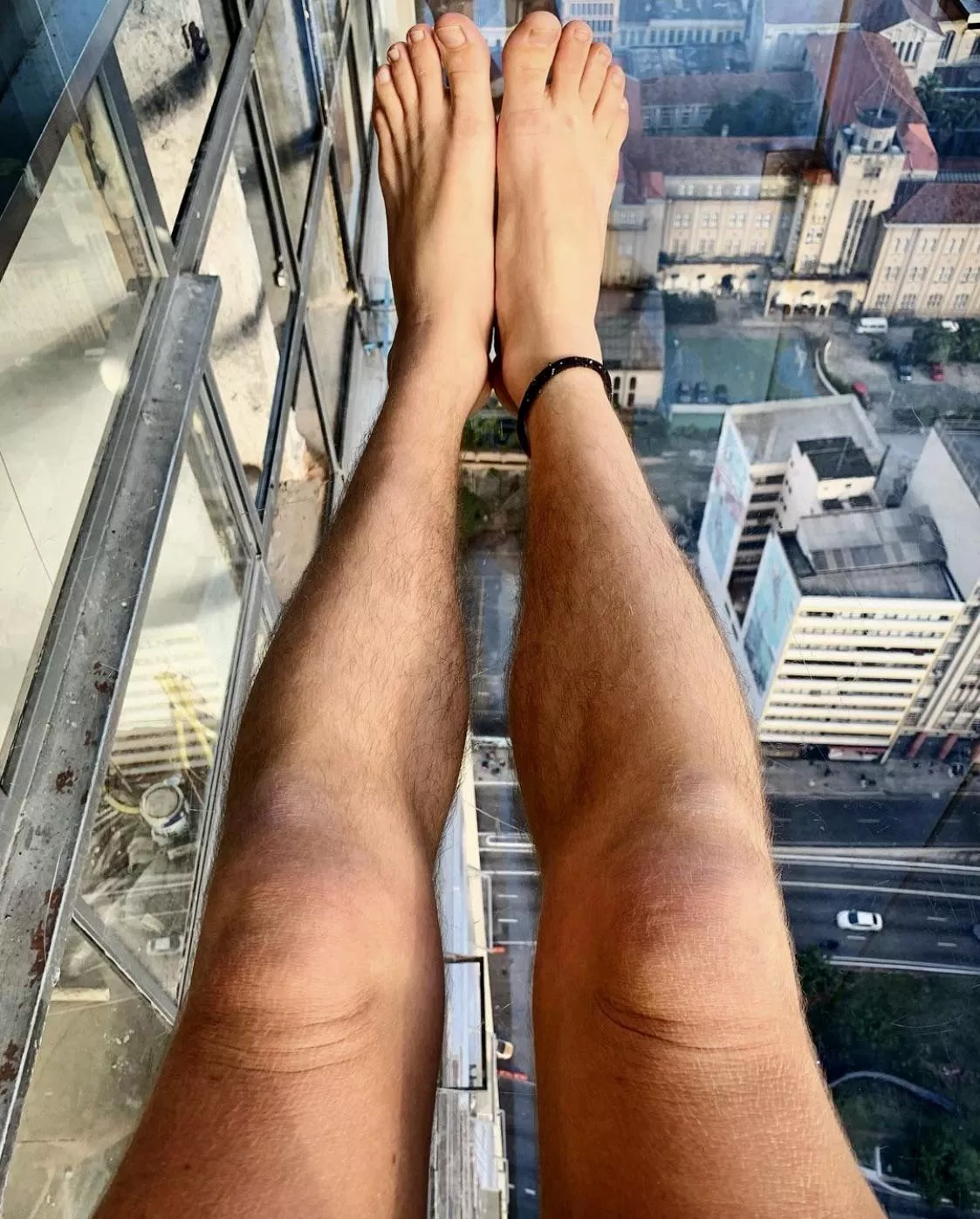 Brave? No! He is at Sampa Sky, a tourist attraction in São Paulo / Brazil. 😁 posted by VersiVina