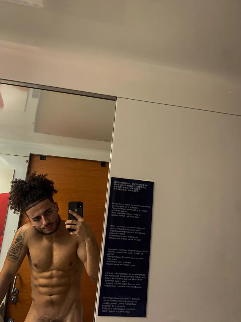 Bros do you like mirror selfies? 🙂 posted by AnthonyPParis