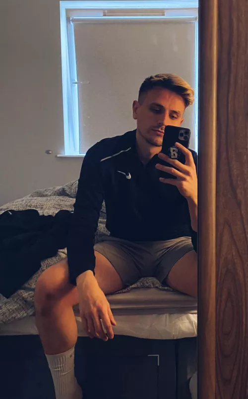 Bruised knees by iAmSuperRobert