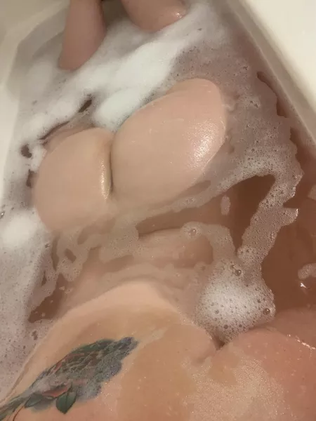 Bubble bath and a [f]loating booty by mystic_rose42