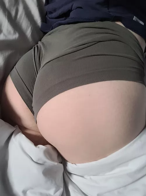 Bubble butt or nah? by Harnessing-8