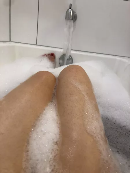 Bubble toes by RubyRedGinger