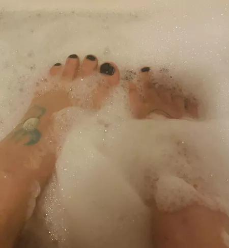 Bubbly feet anyone 👅😈👣??? by Cutetreats27
