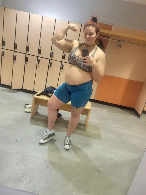 Bump is really starting to pop! by goddesssophia1992