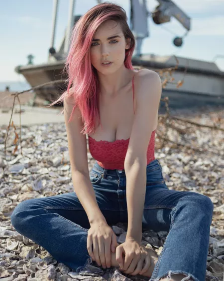 Busty by Blankbanana