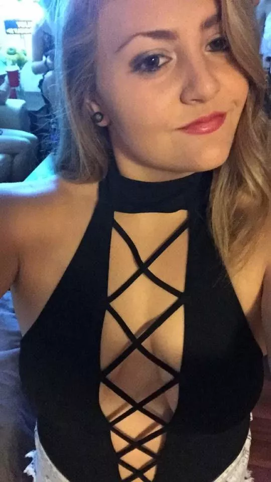 Busty and Braless posted by aabbccdefg