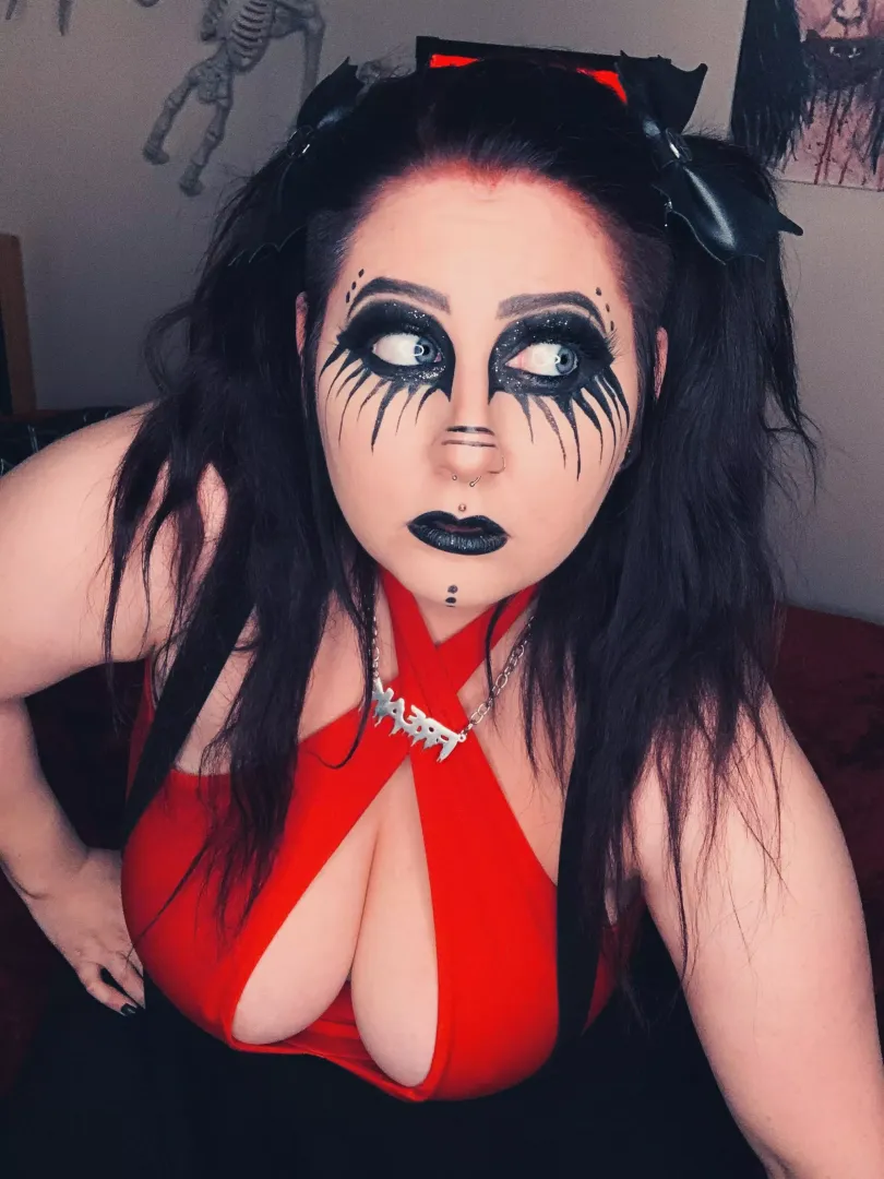 Busty bat babe at your service. 🦇 posted by LolahDreadful