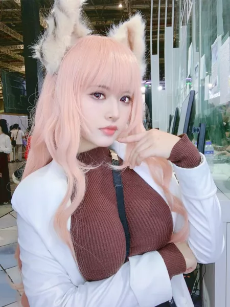 Busty cat by manoconda