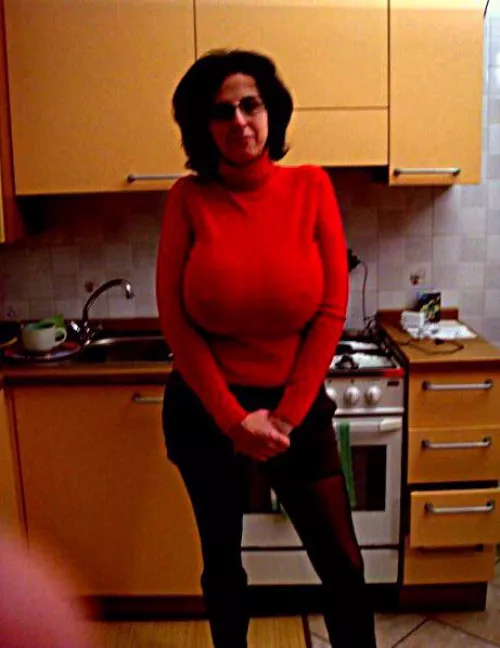 Busty GILF by Hoggy2099