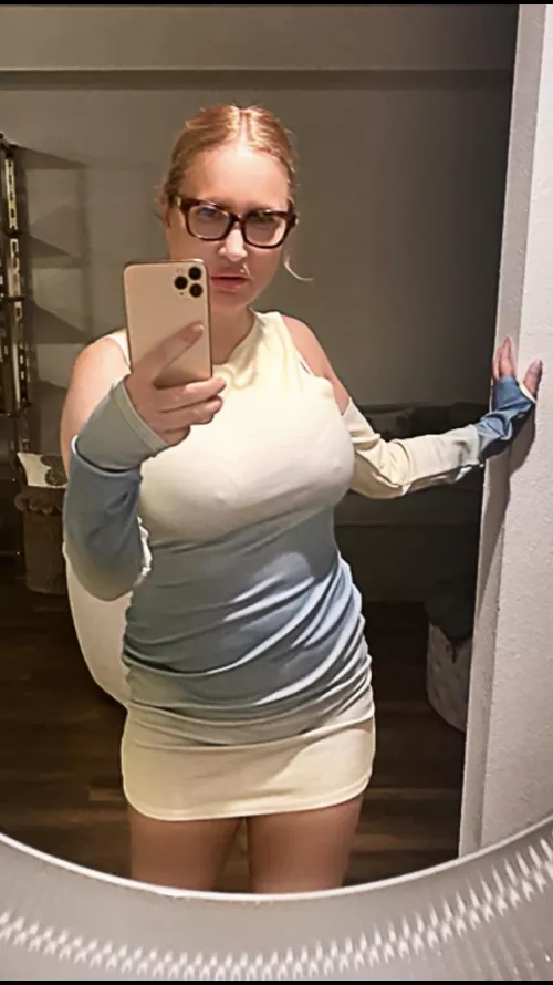 Busty milf by popingtarts